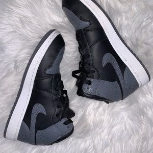 Barely worn Jordan 1s